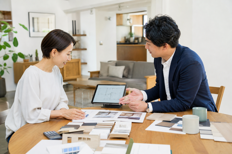 リフォームプランと補助金について資料を見ながらご提案している様子