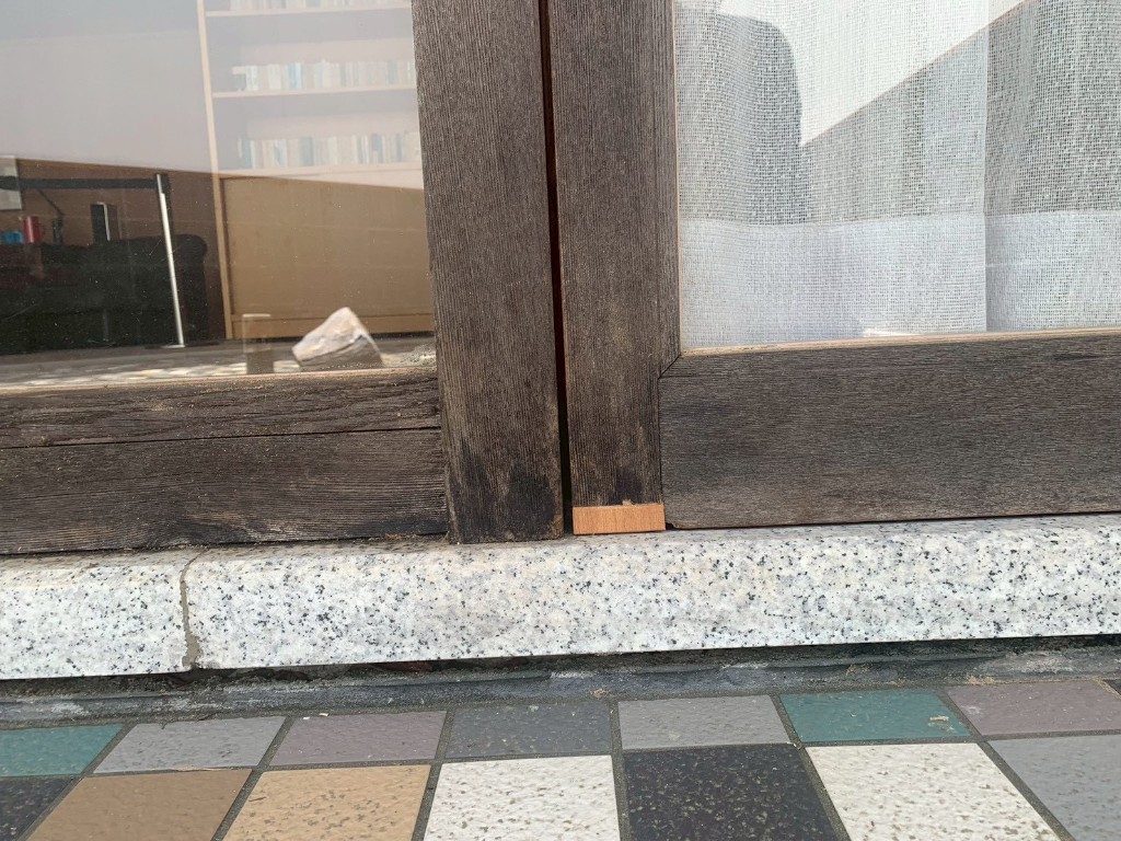 フロアタイルの張り替え工事(施工前)