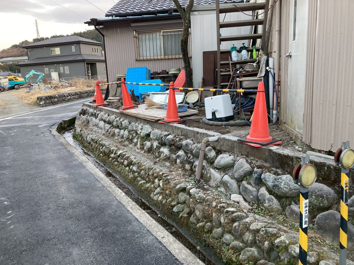既存石積みを活かした縦格子フェンス設置工事（施工前）