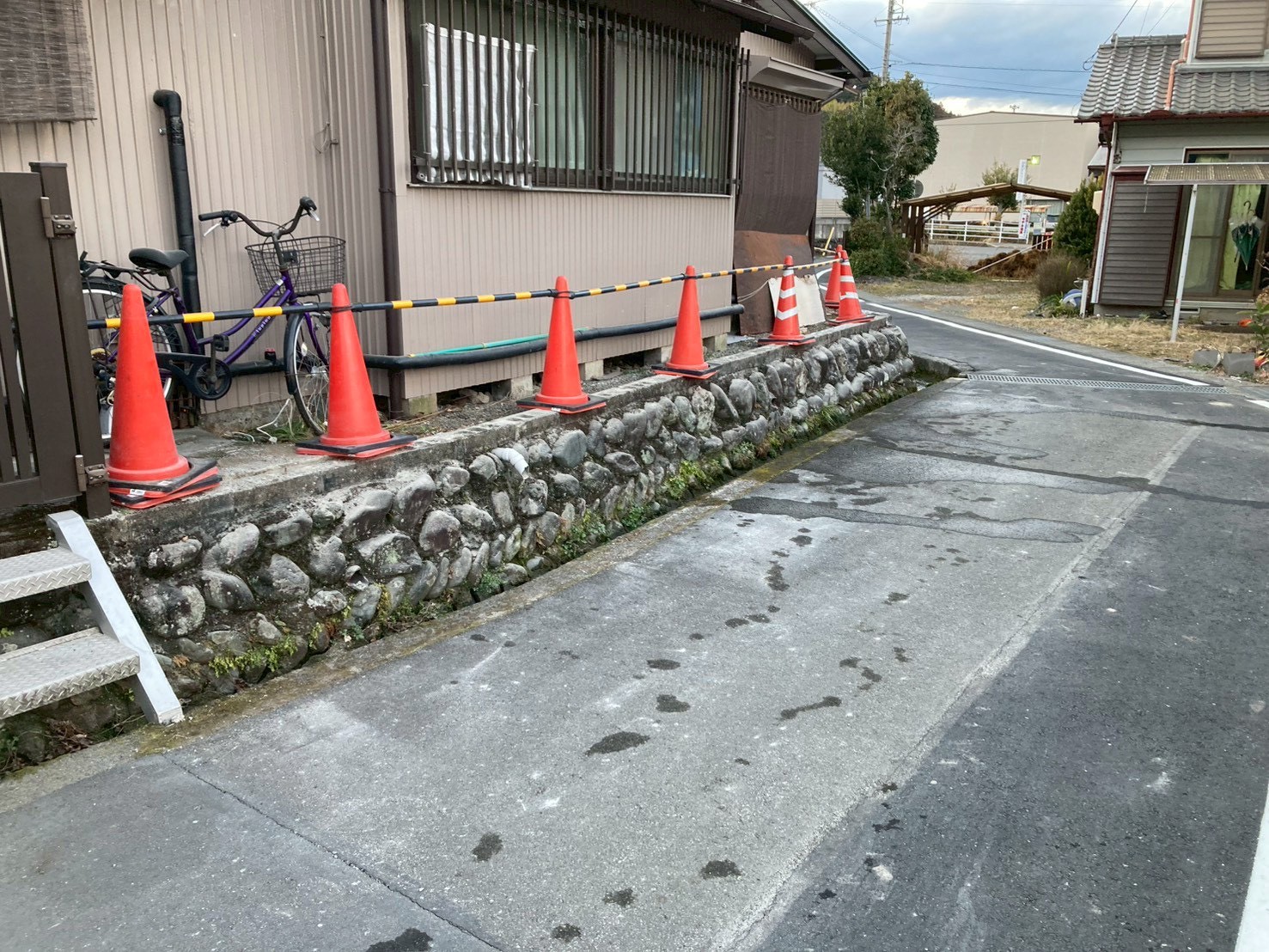 既存石積みを活かした縦格子フェンス設置工事（施工前）