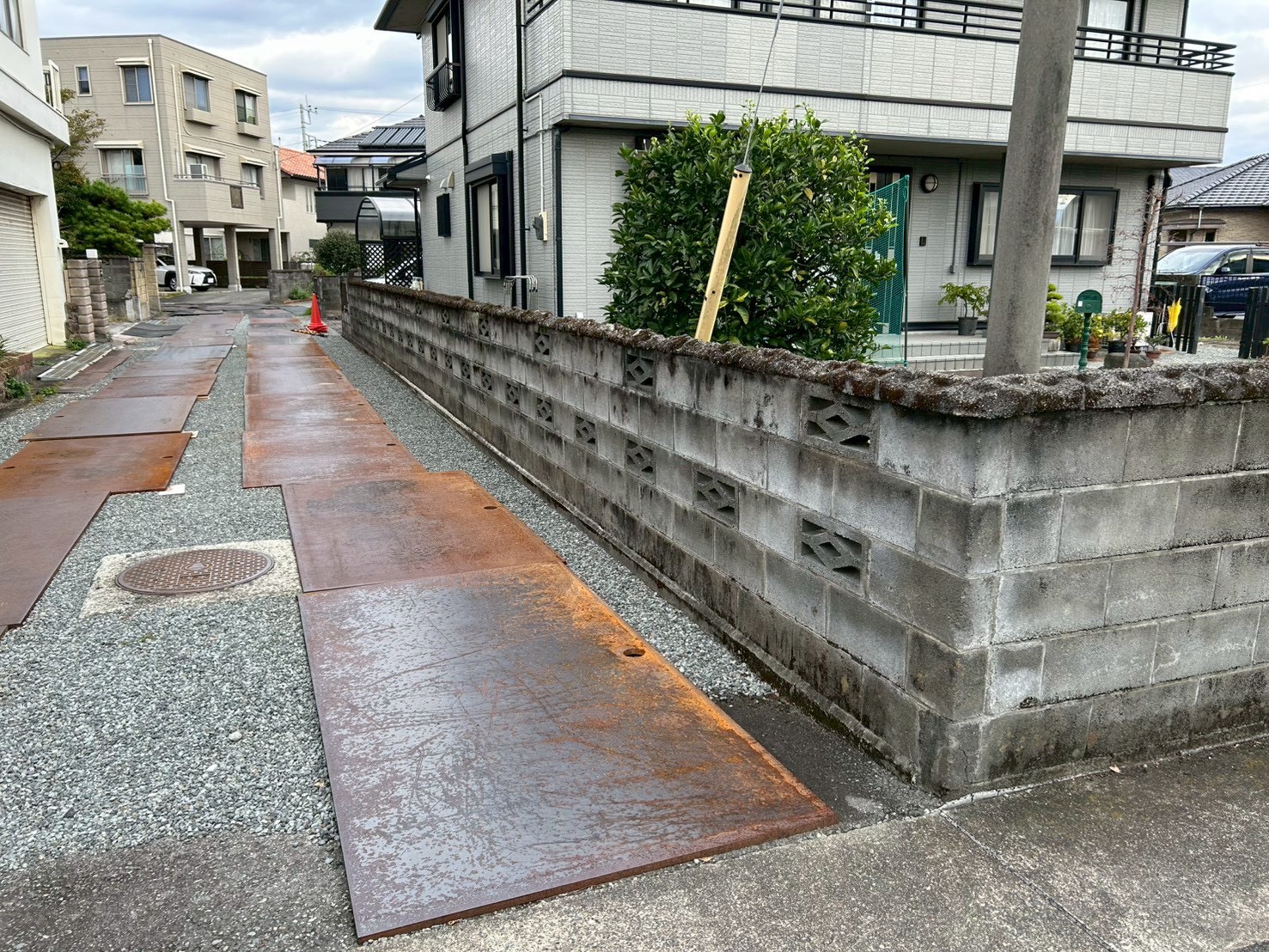 ブロック塀撤去と木調横格子フェンス設置工事(施工中)