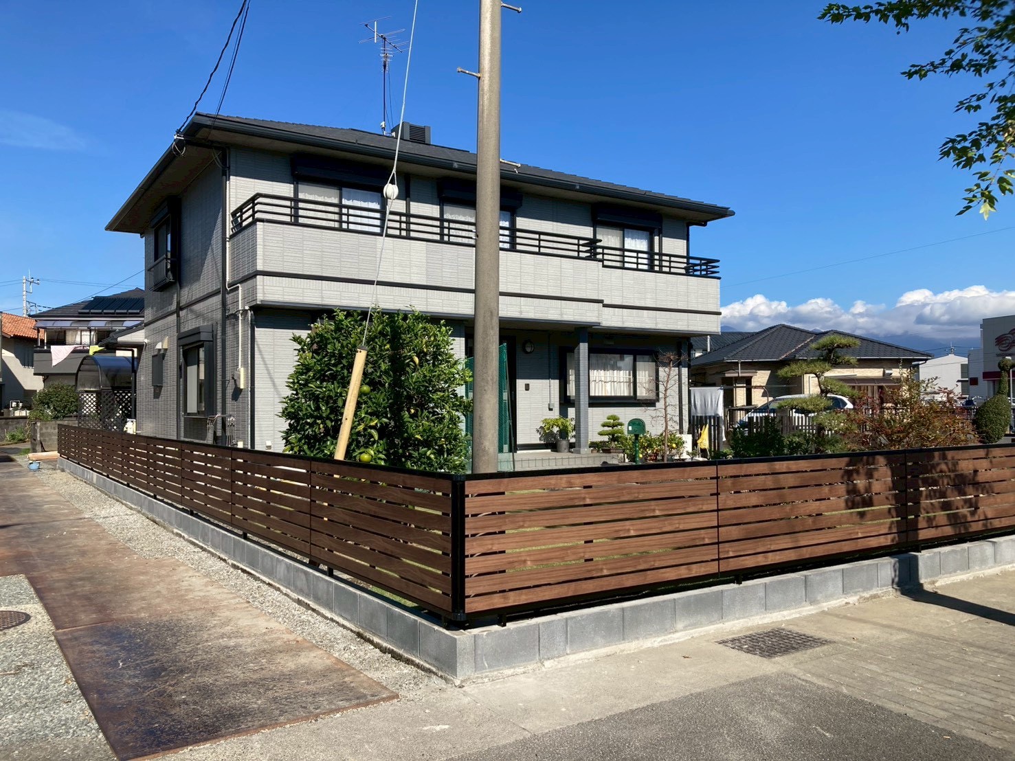 ブロック塀撤去と木調横格子フェンス設置工事(施工中)