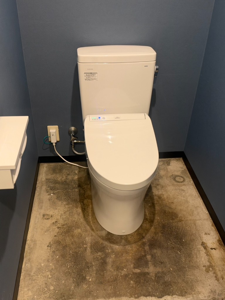 飲食店トイレの交換とクロス貼り替え(施工後)